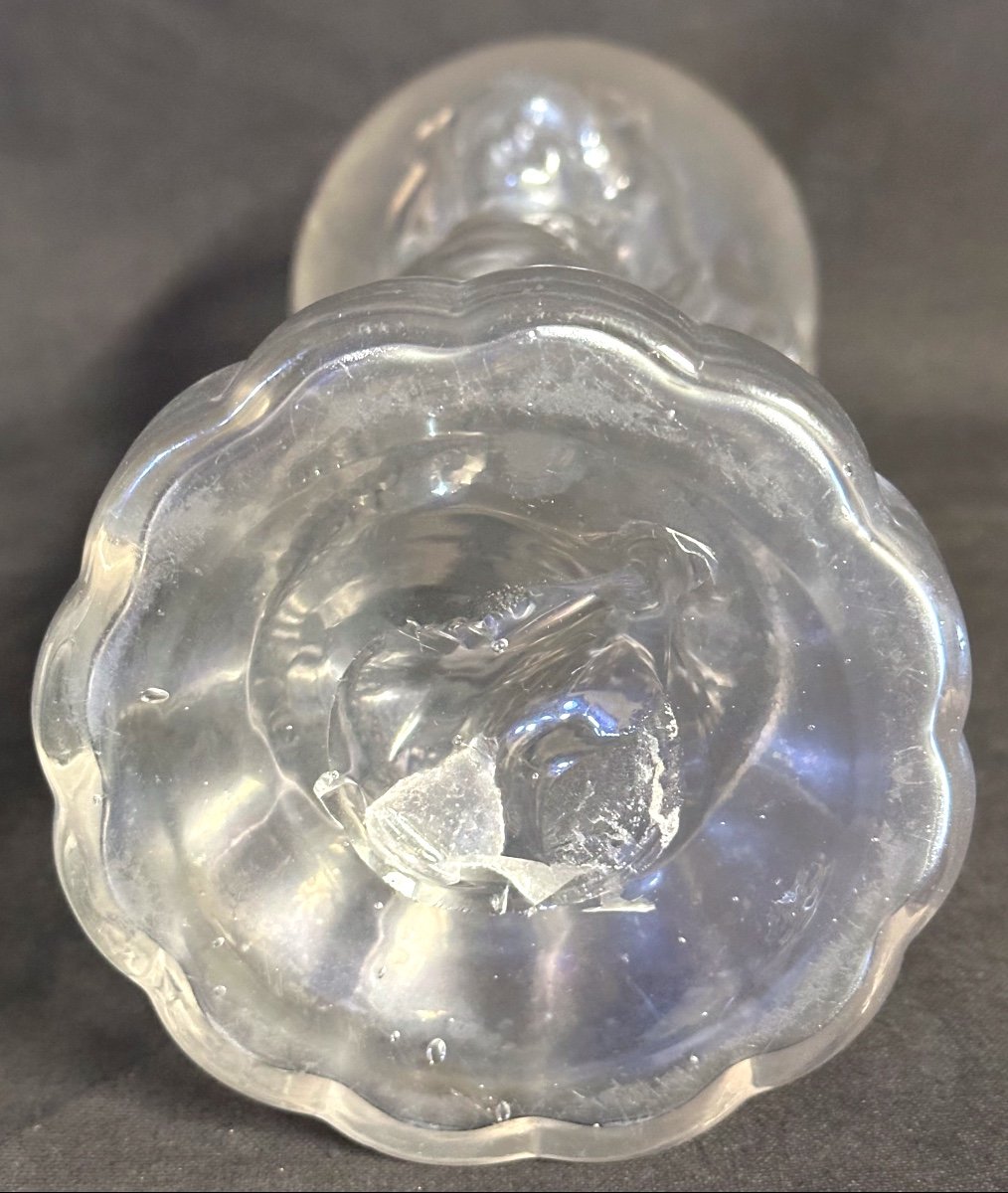 LEGRAS Bouteille Chérubins soutenant un globe vers 1900 en verre soufflé moulé-photo-1