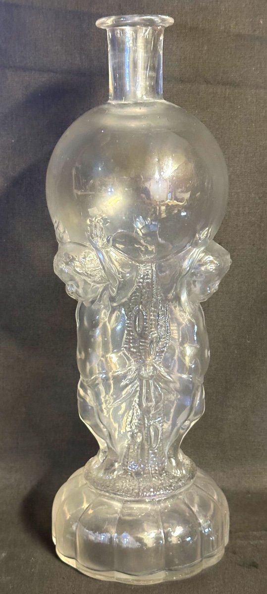 LEGRAS Bouteille Chérubins soutenant un globe vers 1900 en verre soufflé moulé