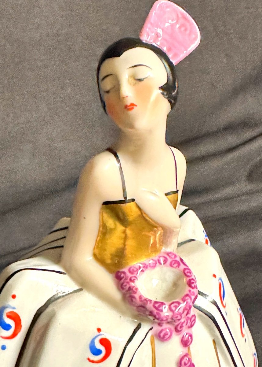 Lampe veilleuse brule parfum Art Deco en porcelaine Jeune femme en robe de soirée-photo-1