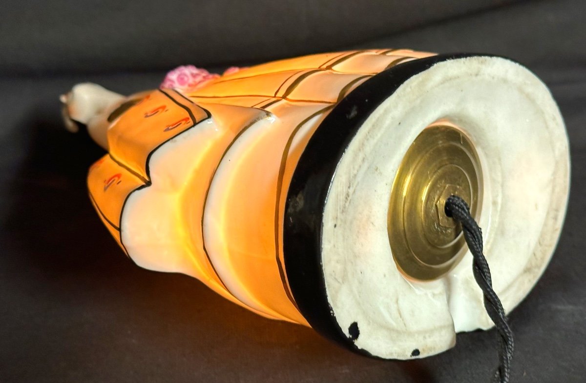 Lampe veilleuse brule parfum Art Deco en porcelaine Jeune femme en robe de soirée-photo-3