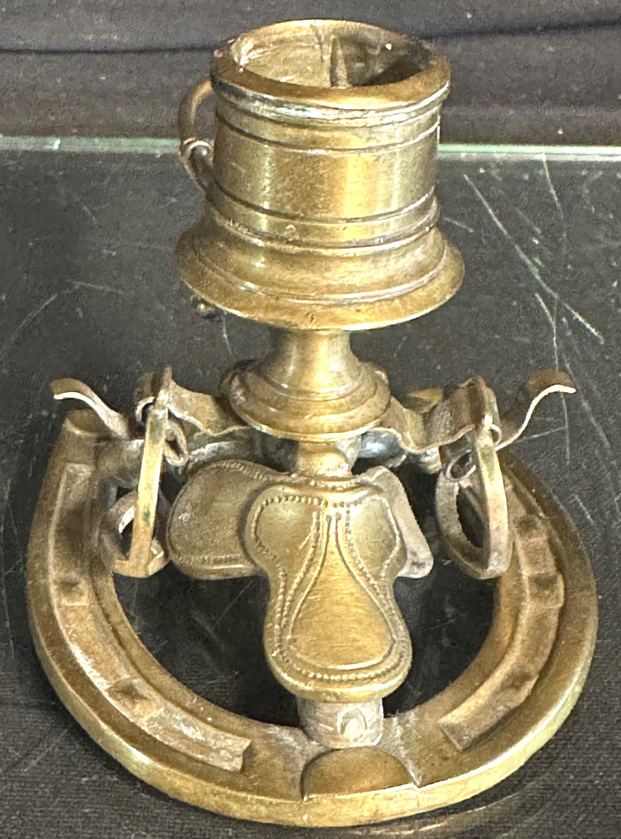 RARE Bougeoir XIXe en bronze équitation avec fer à cheval selle cravache étriers et sabots spo -photo-2