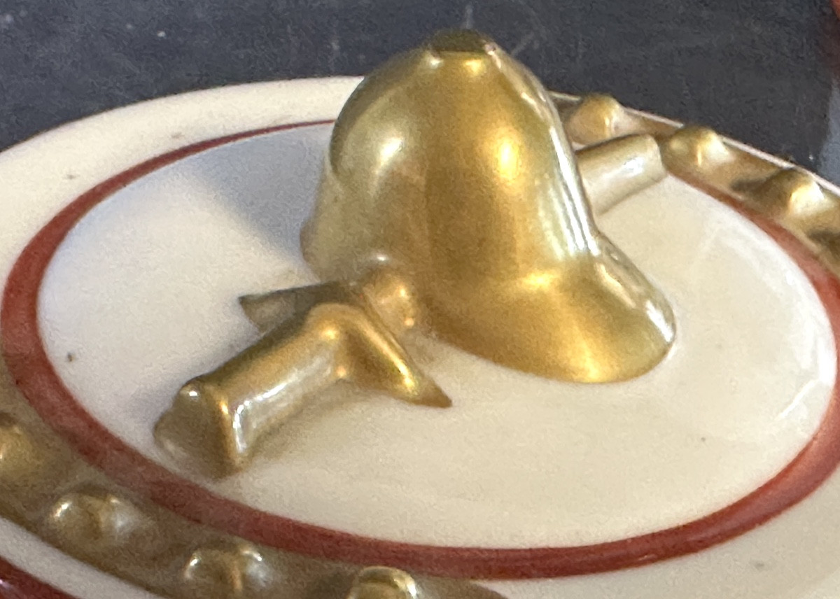 Dunhill Covered Pot Horse Riding Theme Polychrome Porcelain And Gold Signed And Very Good Condition -photo-3