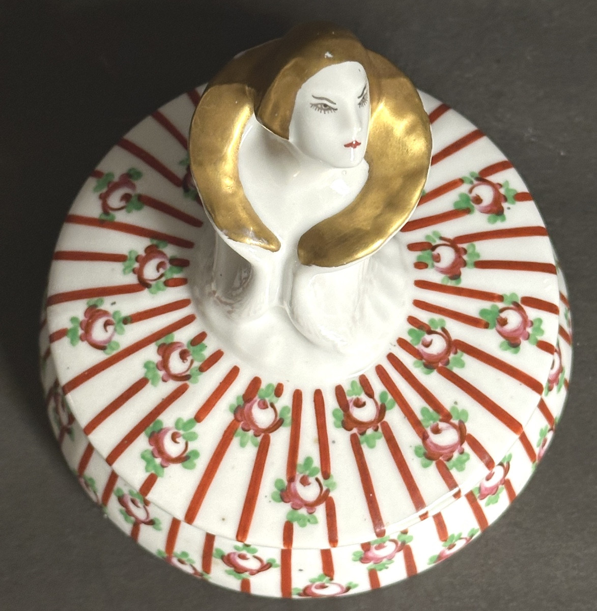 Bonbonnière Art Deco 19130 porcelaine polychrome et or élégante au  semi de roses-photo-3