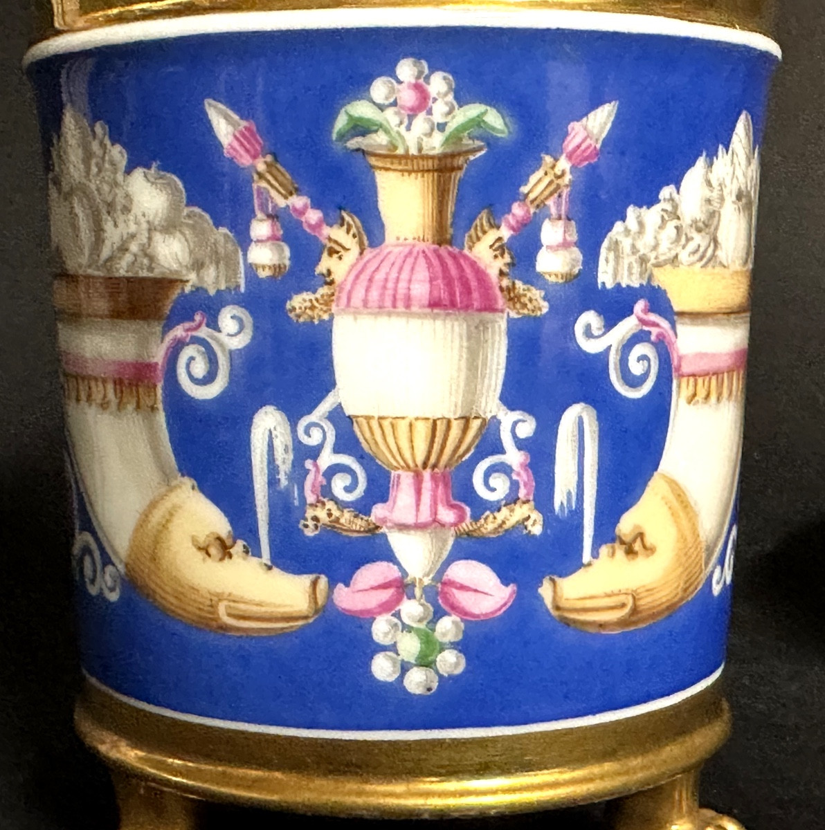 Tasse et sa soucoupe Empire en porcelaine polychrome XIXe Corne d’abondance et casques -photo-3