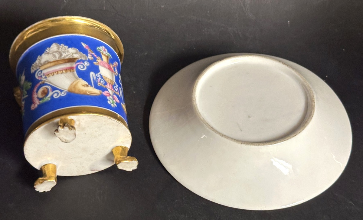 Tasse et sa soucoupe Empire en porcelaine polychrome XIXe Corne d’abondance et casques -photo-1