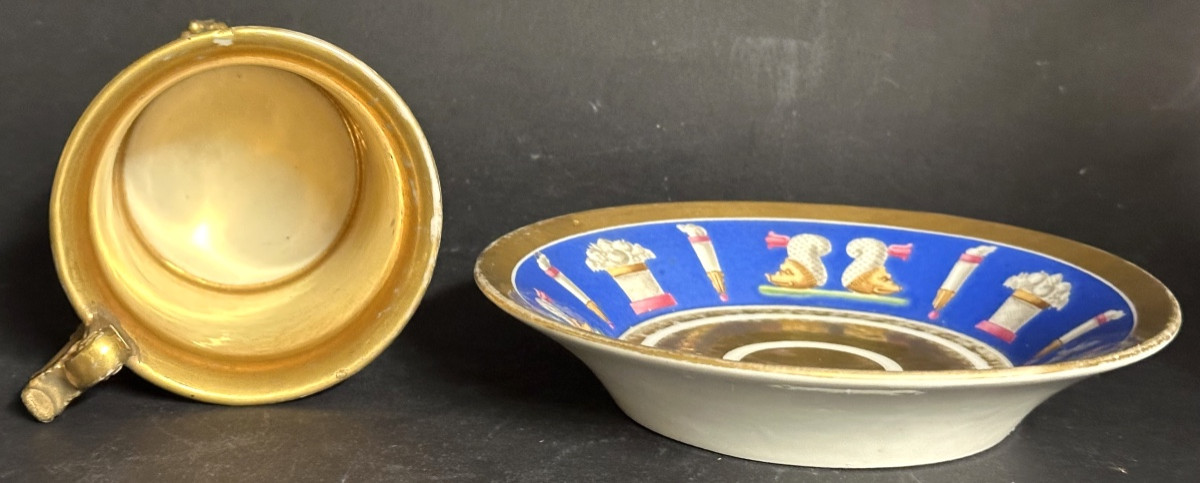 Tasse et sa soucoupe Empire en porcelaine polychrome XIXe Corne d’abondance et casques -photo-2