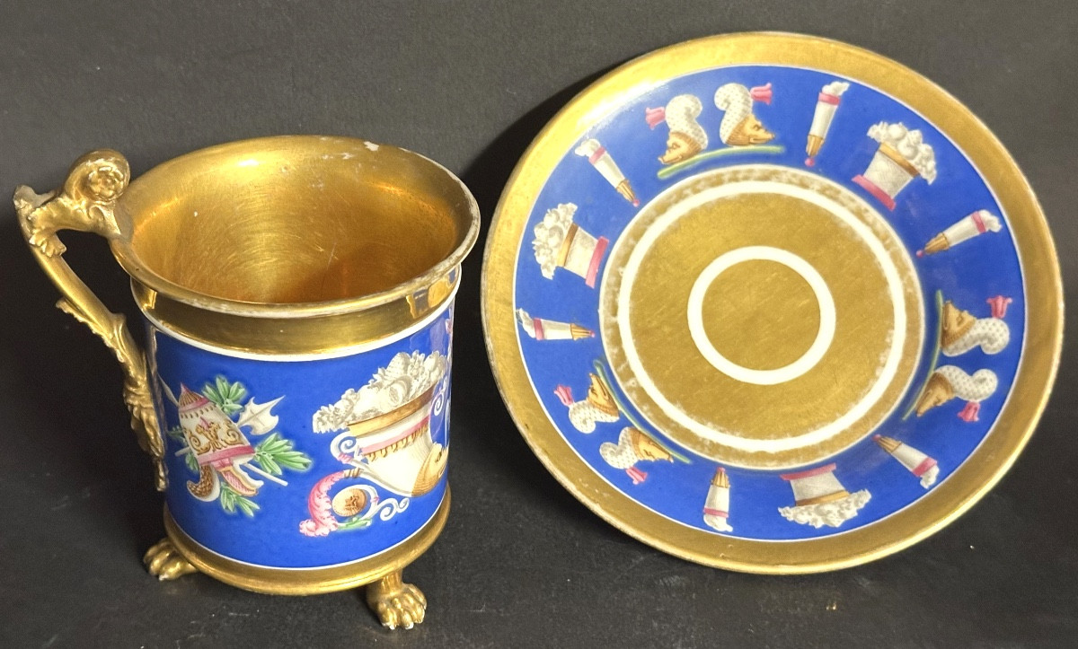 Tasse et sa soucoupe Empire en porcelaine polychrome XIXe Corne d’abondance et casques 