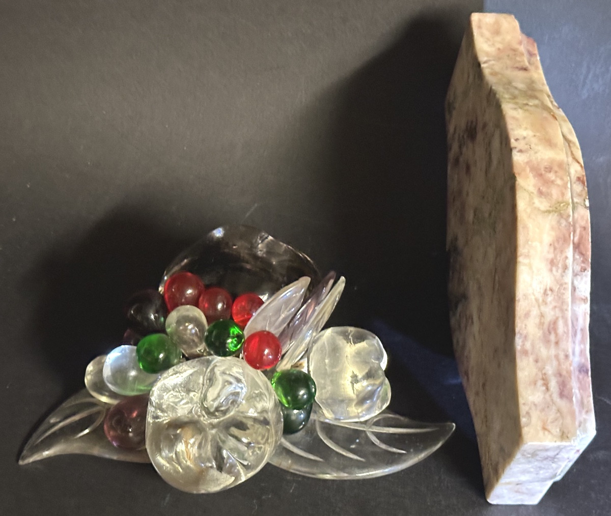 Centre de table soclé cristal polychrome attribué à BAGUES Fruits multicolores -photo-3