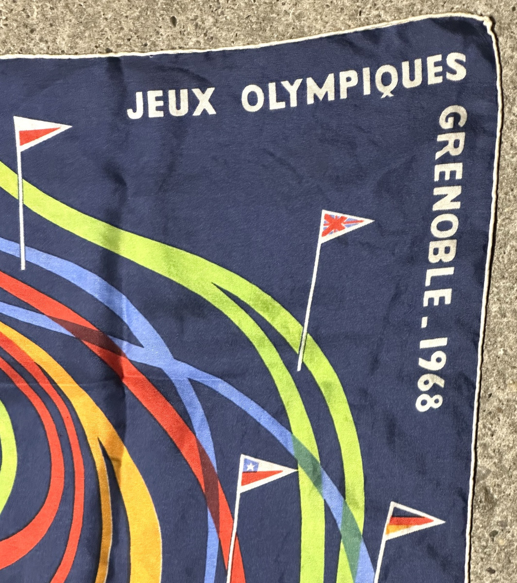 Jeux Olympiques Grenoble 1968 Rare carré de soie bords roulotés Ski Alpes -photo-1