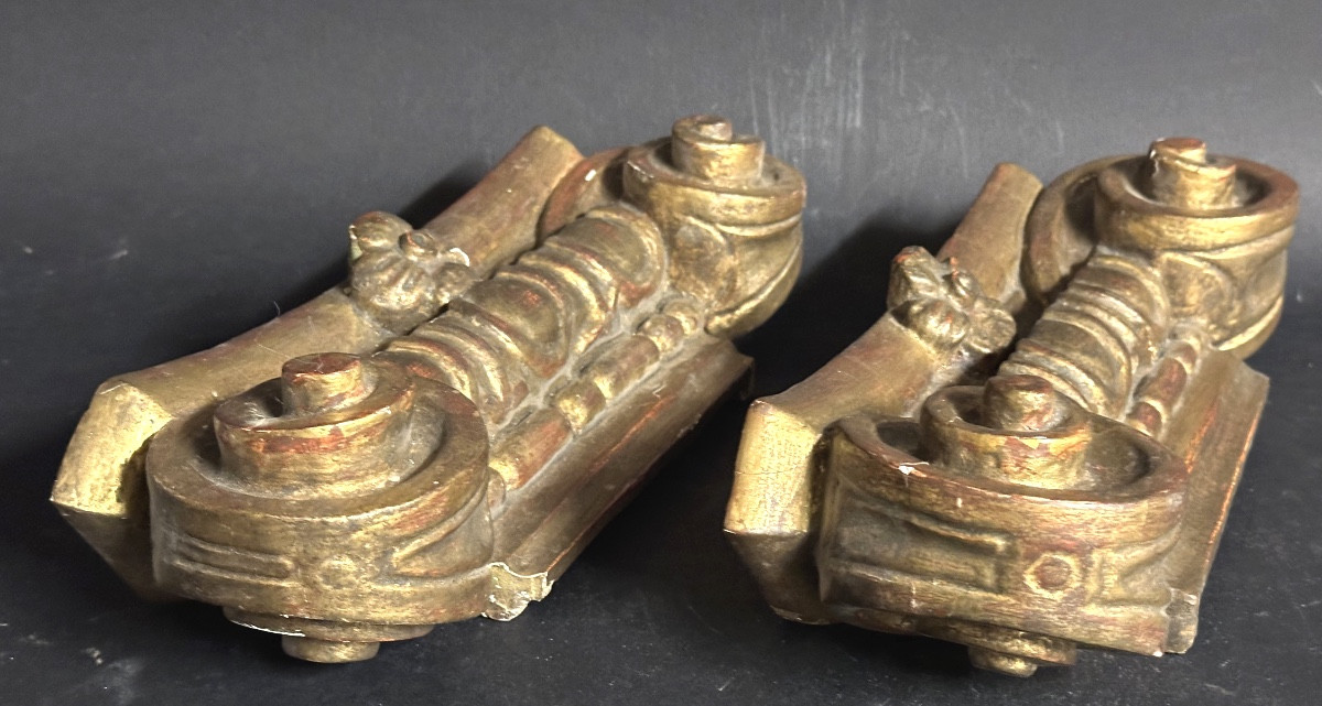 Pair Of 18th Century Corinthian Capitals In Gilded Wood -photo-1