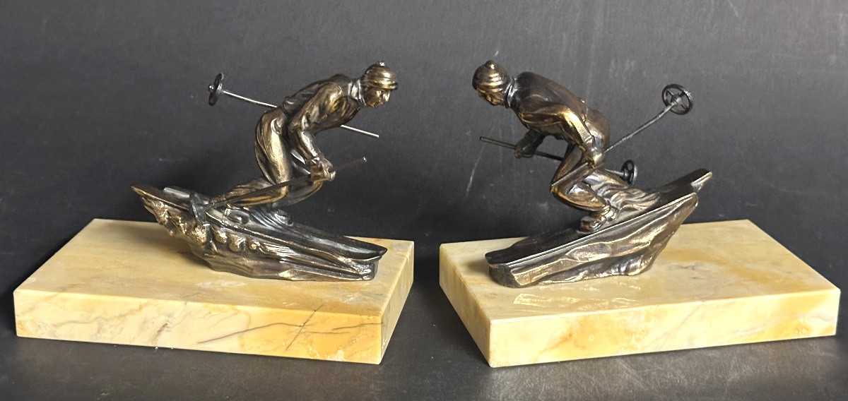 Paire de serres livres Skieurs Art Deco en très bon état ski montagne Alpes
