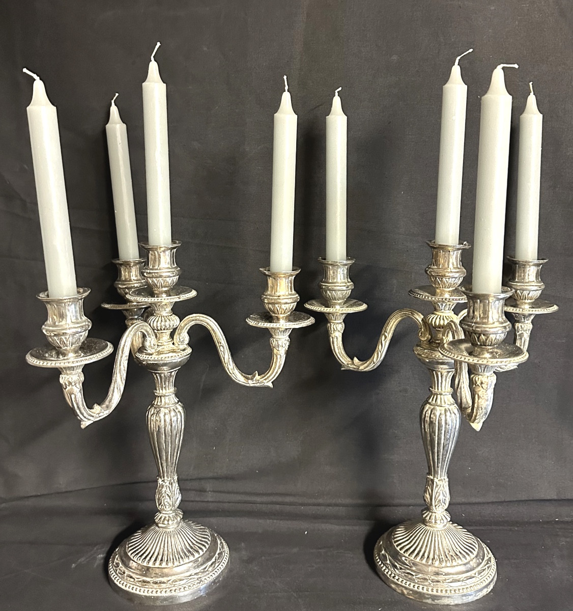 Paire de candélabres en métal argenté à 4 feux Style Louis XVI début XXe 
