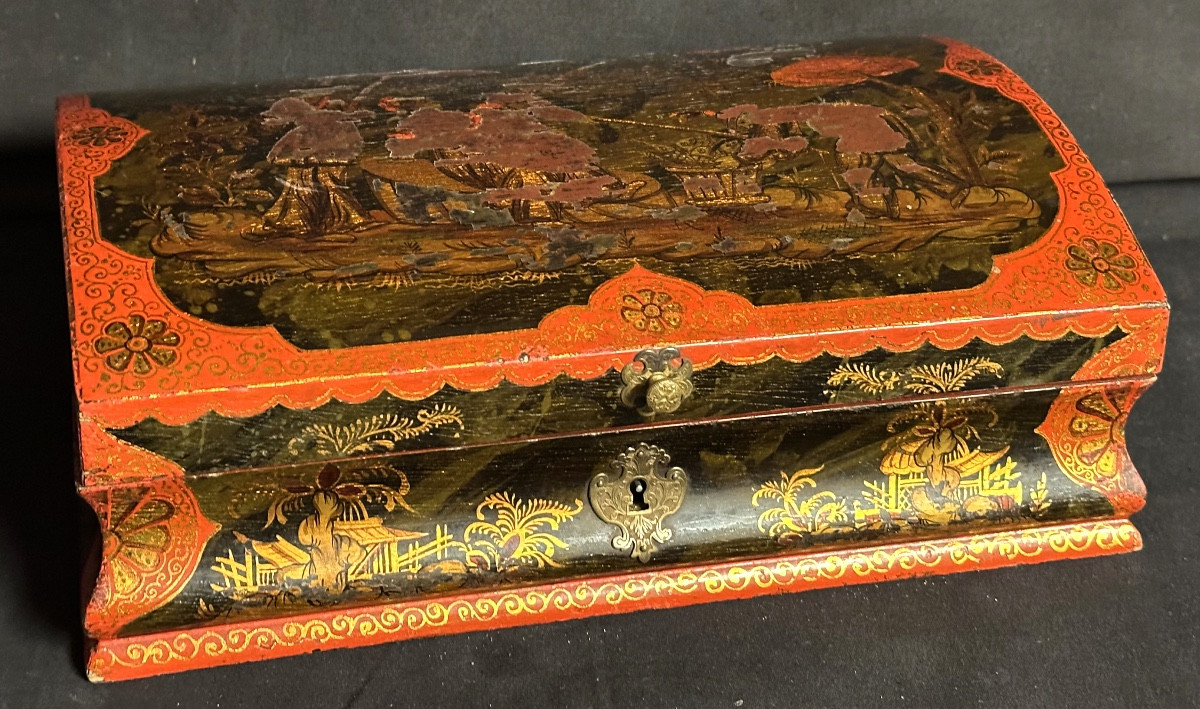 Curved Box In Red Lacquer Asian Decor Late 19th Century 