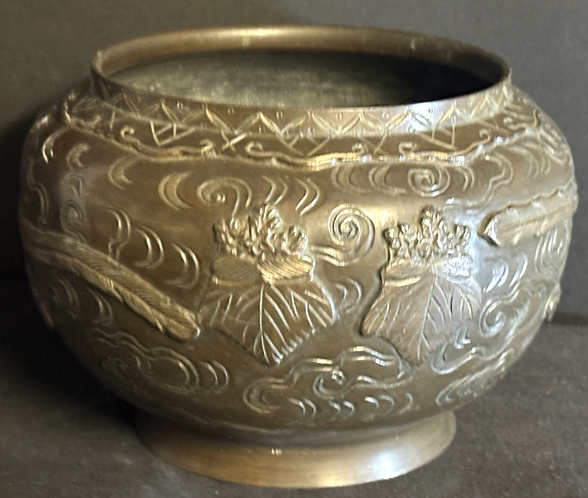 Japon XIXe Jardinière cache-pot en bronze décor d’oiseaux et de végétaux Vers 1890-photo-2