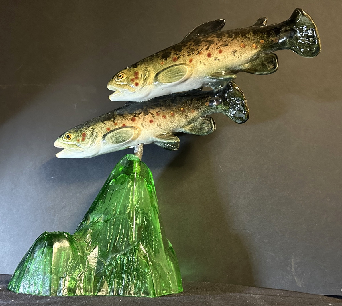 Raymond Gangloff 20th Century, 2 Signed Trout Figurines On Pedestals, Polychrome Earthenware On A Glass Base, 38 Cm-photo-3