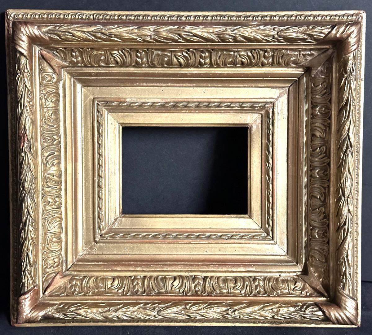 Ancien cadre XIXe pour 9,5 x 10,7 cm en bois et stuc doré Barbizon Très bon état 