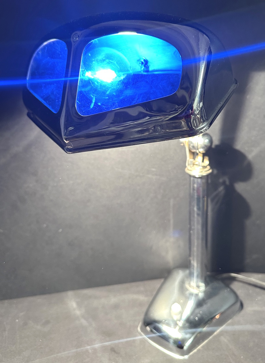 Rare lampe PIROUETT galbée Art Deco 1930 Mouche en très bon état.