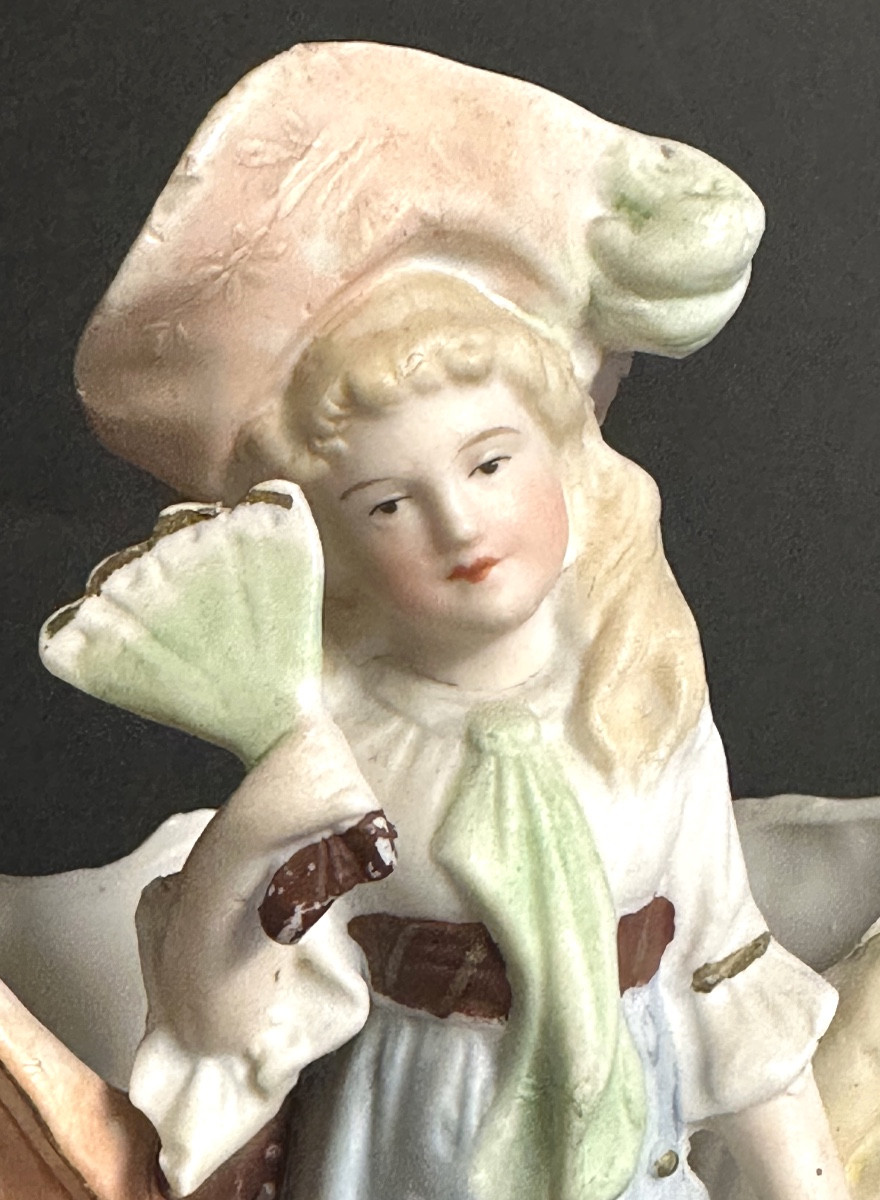 Vase bouquetière jeune élégante à l’ Eventail et coquelicots 1900 en biscuit de porcelaine-photo-3