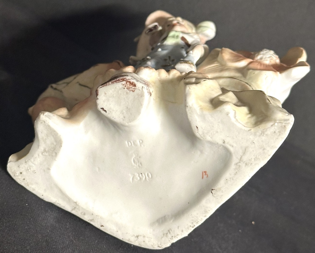 Vase bouquetière jeune élégante à l’ Eventail et coquelicots 1900 en biscuit de porcelaine-photo-1