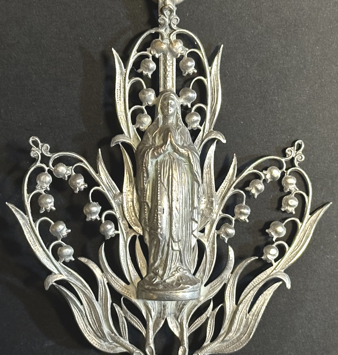 Délicat bénitier à décor de muguet finement ajouré Vers 1900 en très bon état -photo-1