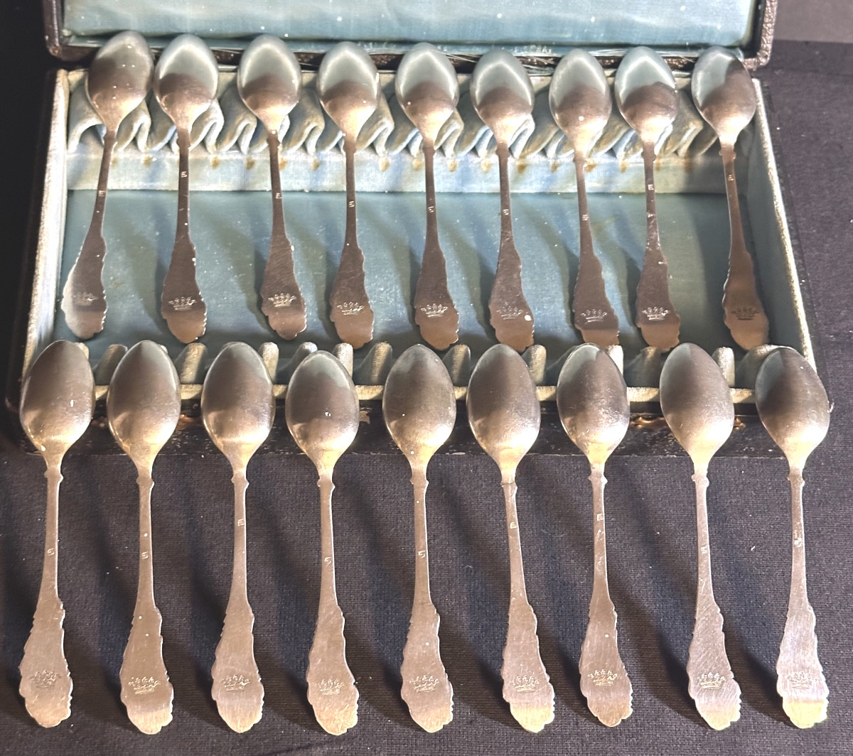 18 cuillères à moka Blason de Marquis dans leur écran d’origine Noblesse couronne très bon état