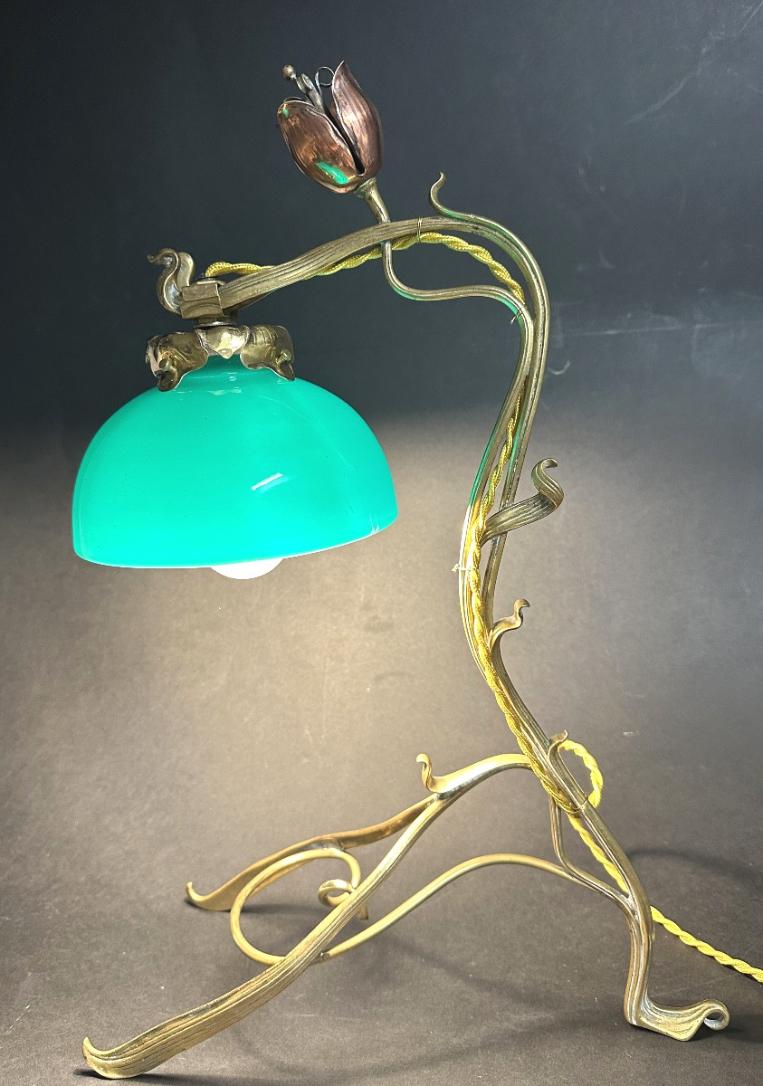 Rare Art Nouveau Lamp Circa 1900 In Bronze And Opaline Glass, 46cm, With A Flower Bud, In Very Good Condition. 