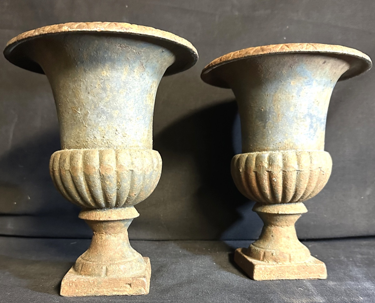 Rare paire XIXe de petits vases Médicis 19 cm en fonte Très bon état.-photo-2
