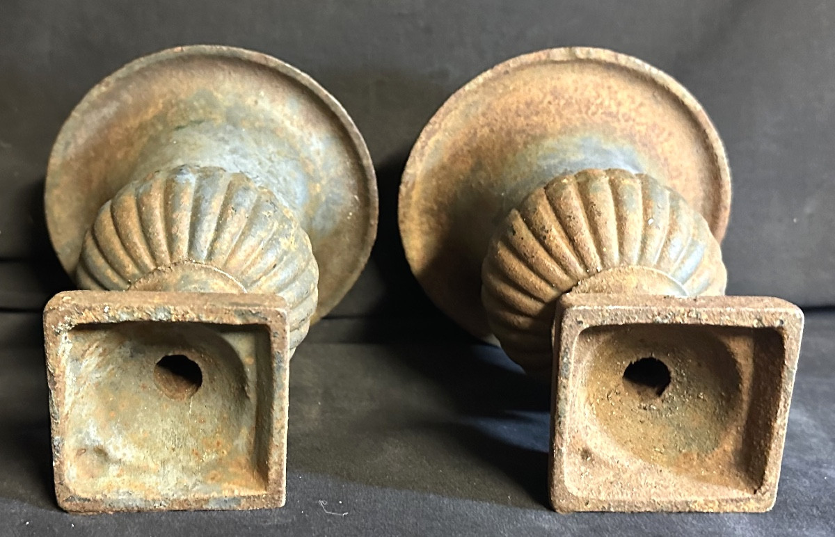 Rare paire XIXe de petits vases Médicis 19 cm en fonte Très bon état.-photo-1