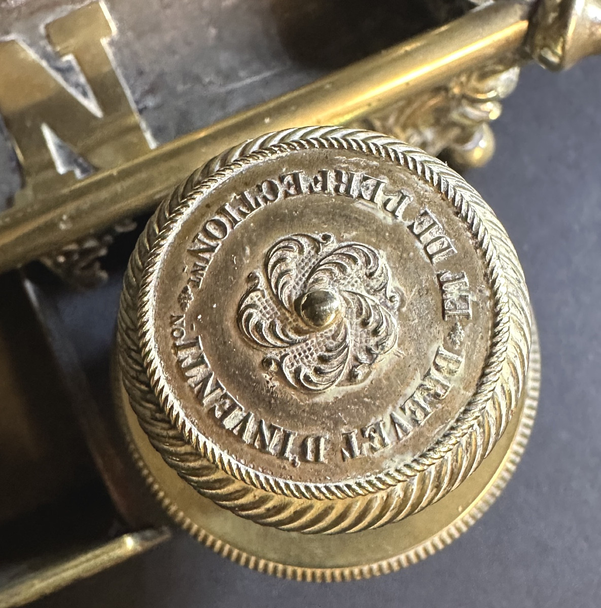 Rare encrier XIXe bronze et porcelaine LEON sur roulettes ensemble de bureau-photo-4