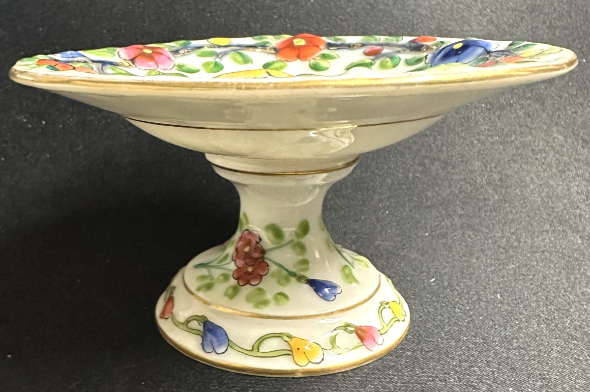 CHINE ou BAYEUX XIXe Petite coupe sur pied en porcelaine à léger relief-photo-2