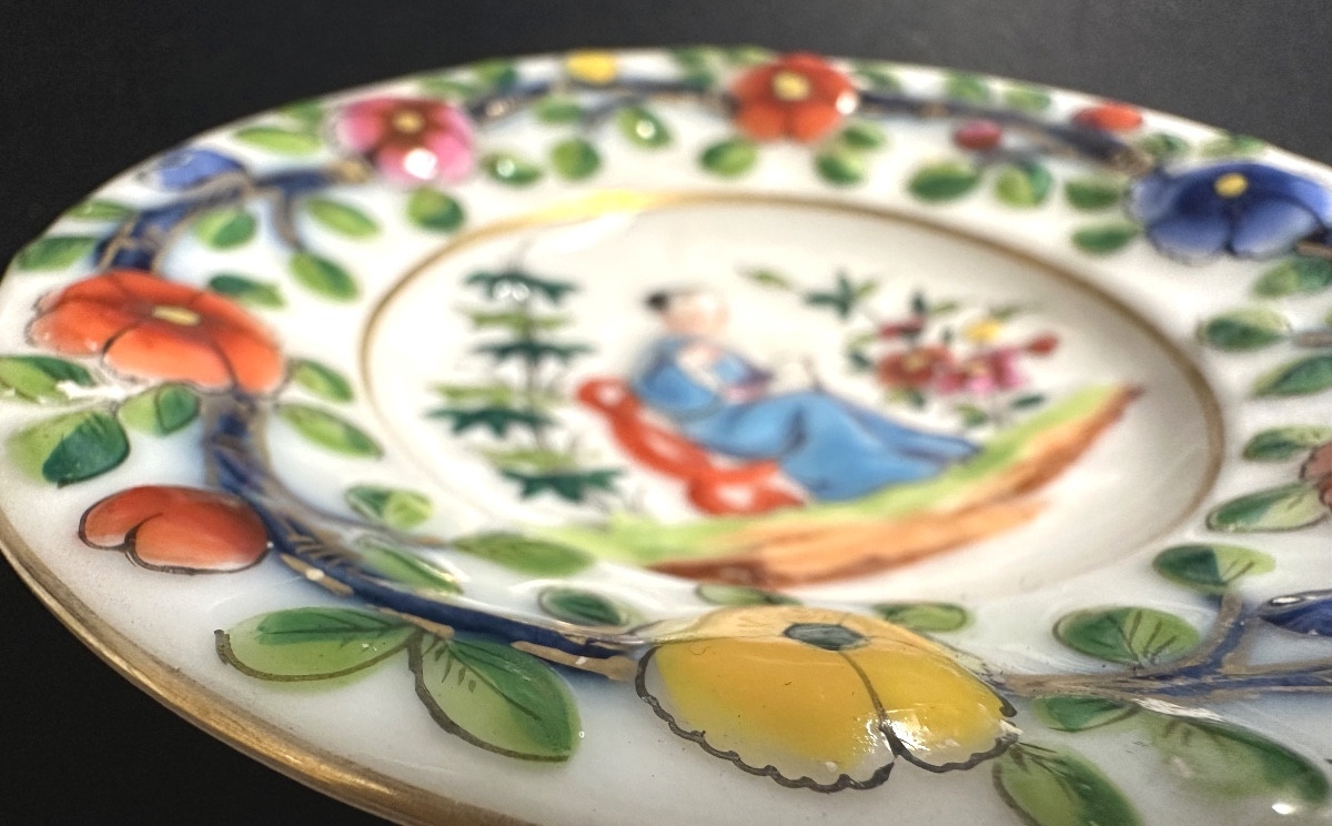 CHINE ou BAYEUX XIXe Petite coupe sur pied en porcelaine à léger relief-photo-4