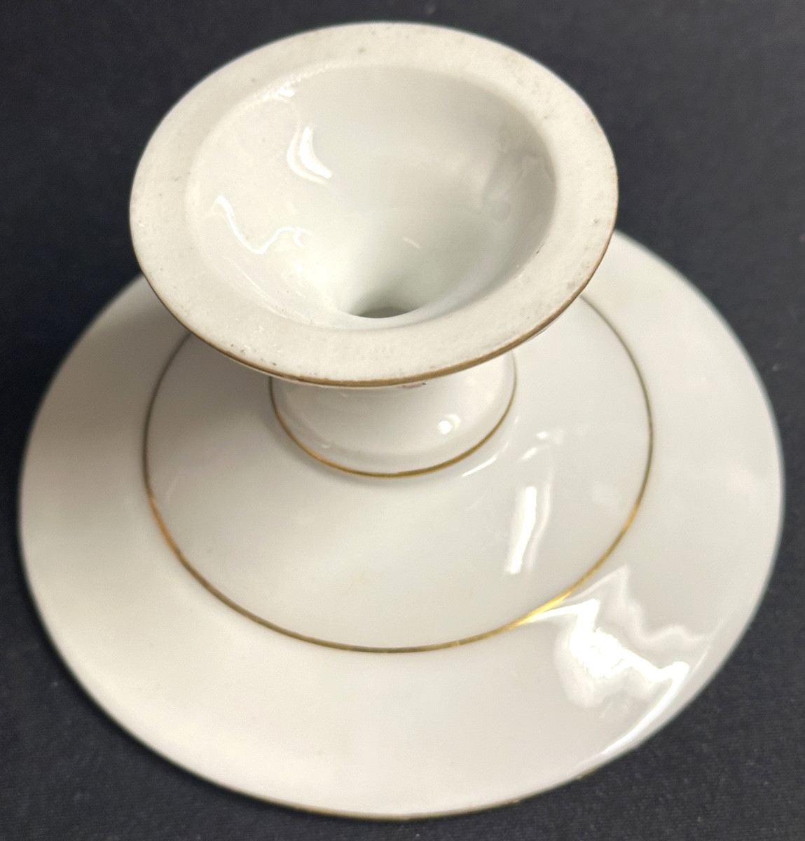 CHINE ou BAYEUX XIXe Petite coupe sur pied en porcelaine à léger relief-photo-2