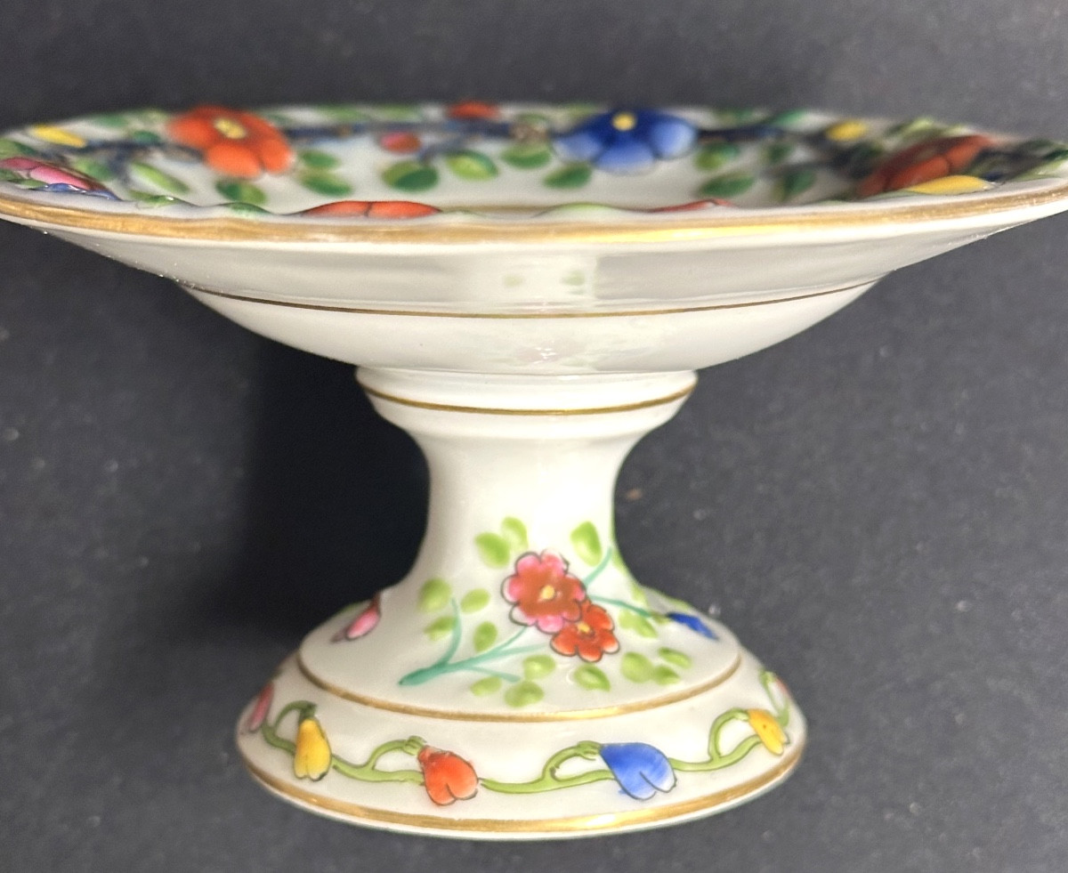 CHINE ou BAYEUX XIXe Petite coupe sur pied en porcelaine à léger relief-photo-3