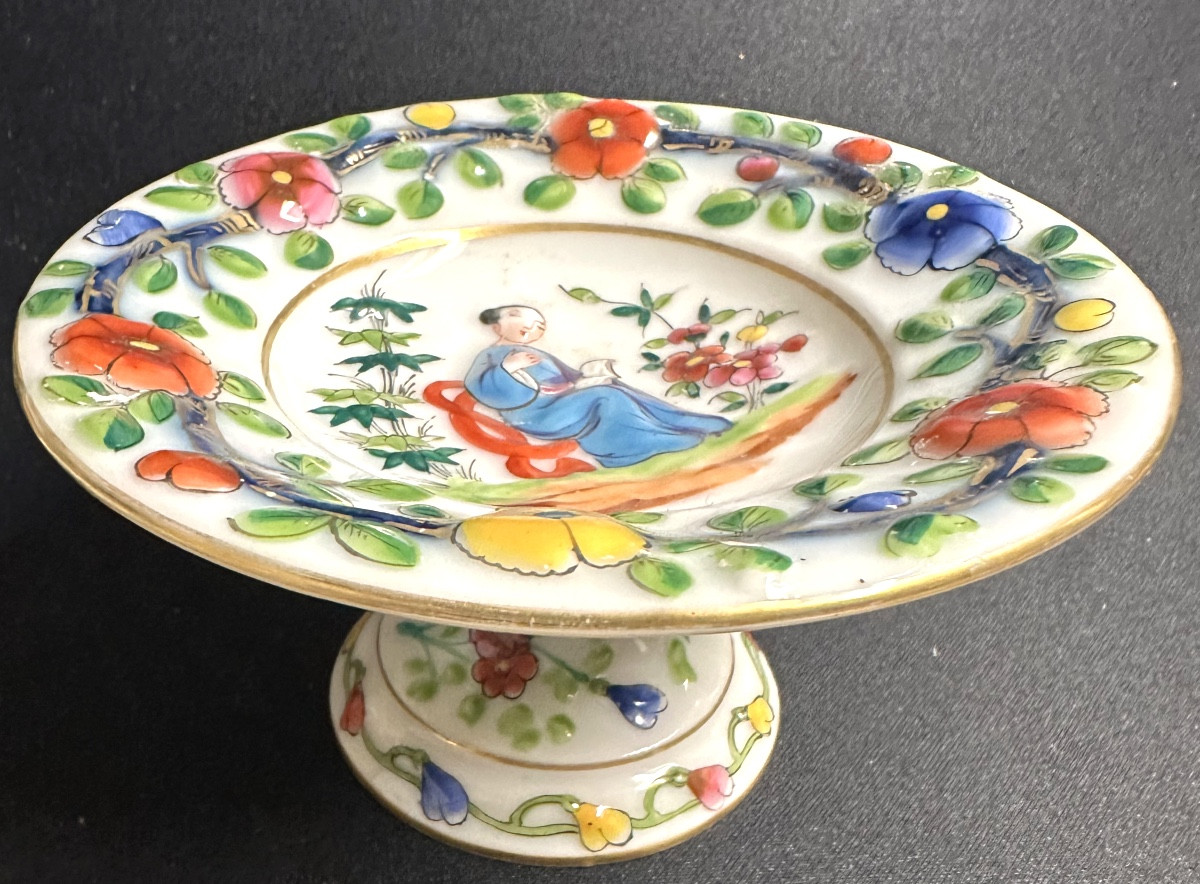 CHINE ou BAYEUX XIXe Petite coupe sur pied en porcelaine à léger relief