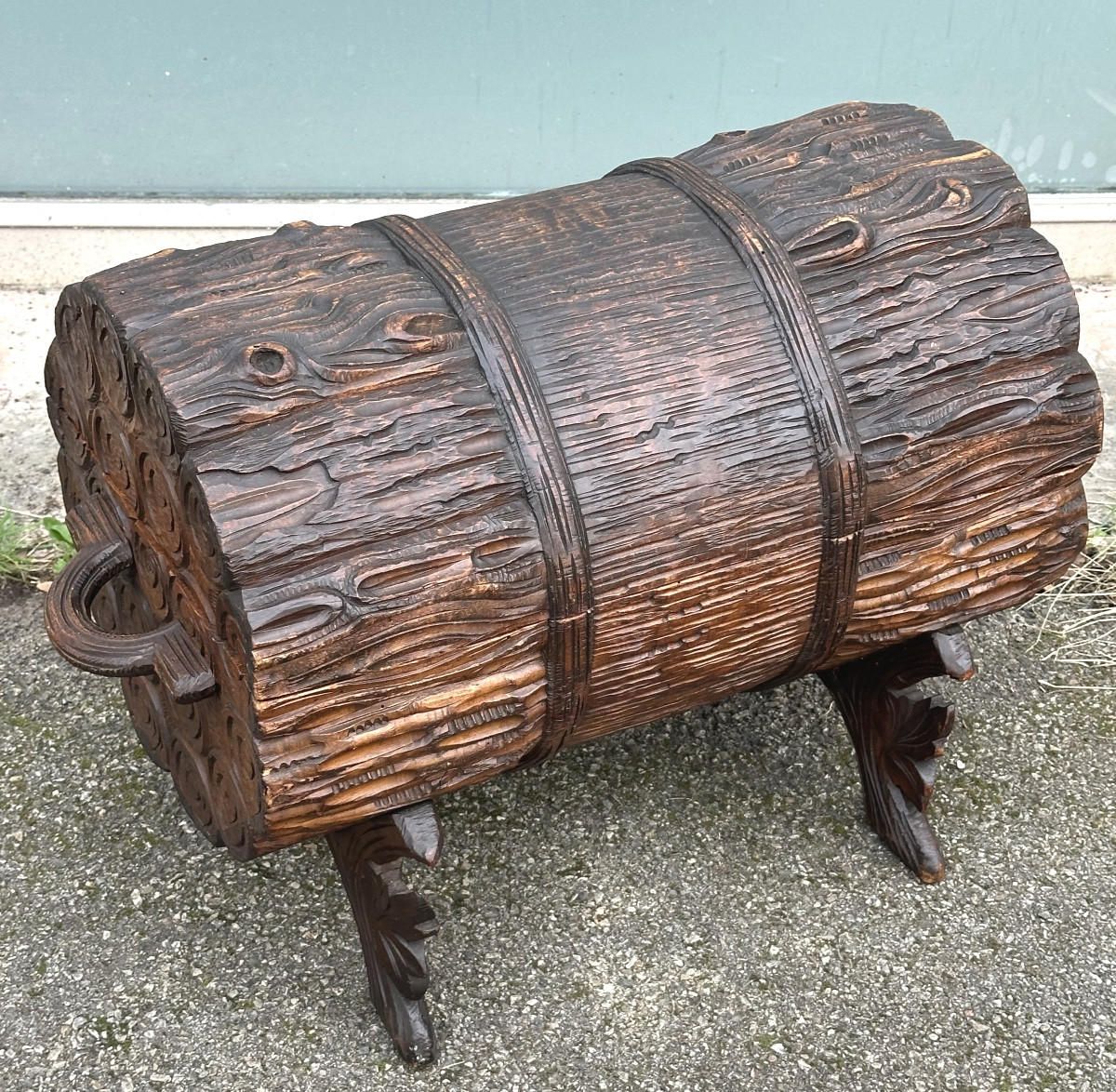 Forêt Noire Coffre à bois Suisse en bois sculpté 19e en trompe-l’œil bar ou range fagot Brienz -photo-3