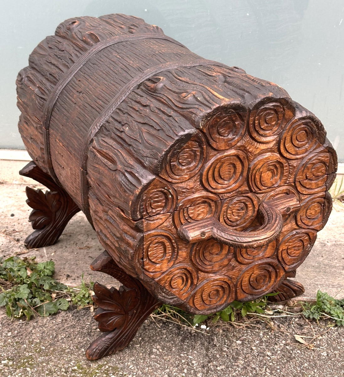 Forêt Noire Coffre à bois Suisse en bois sculpté 19e en trompe-l’œil bar ou range fagot Brienz -photo-1