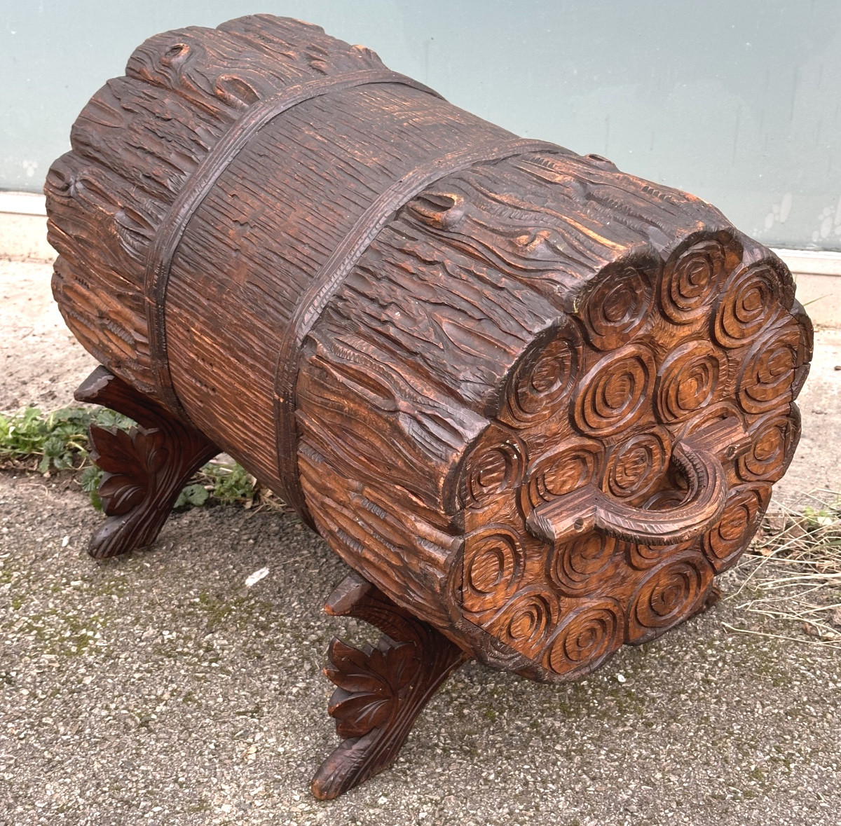 Forêt Noire Coffre à bois Suisse en bois sculpté 19e en trompe-l’œil bar ou range fagot Brienz 