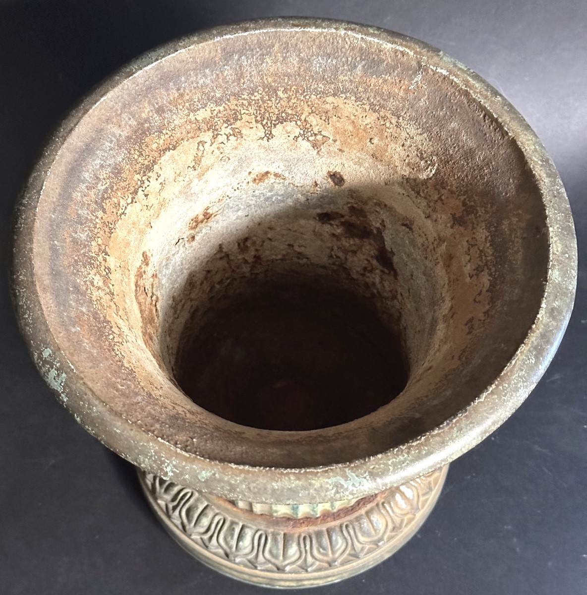 Rare vase en fonte EMPIRE XIXe à décor de canaux et feuilles -photo-2