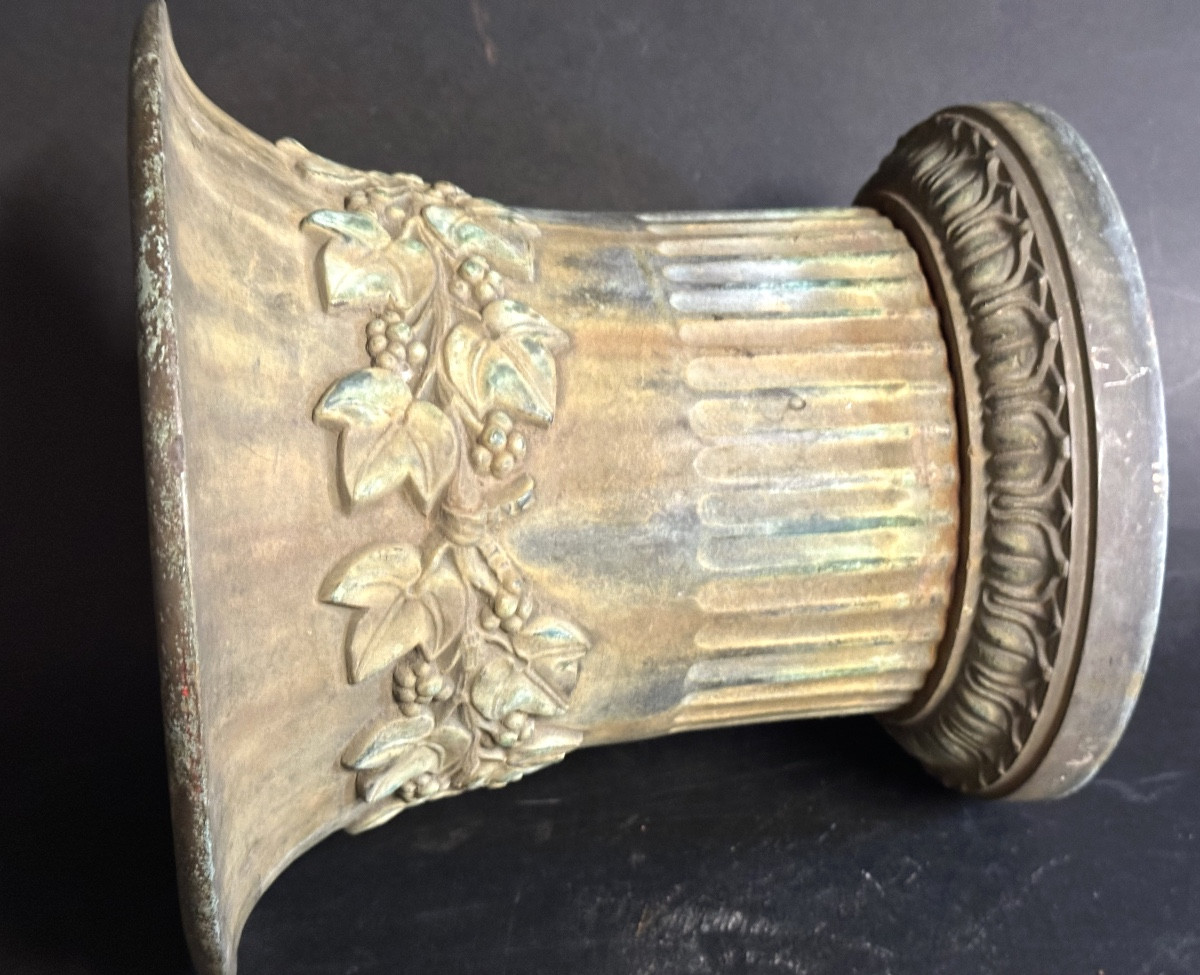 Rare vase en fonte EMPIRE XIXe à décor de canaux et feuilles -photo-3