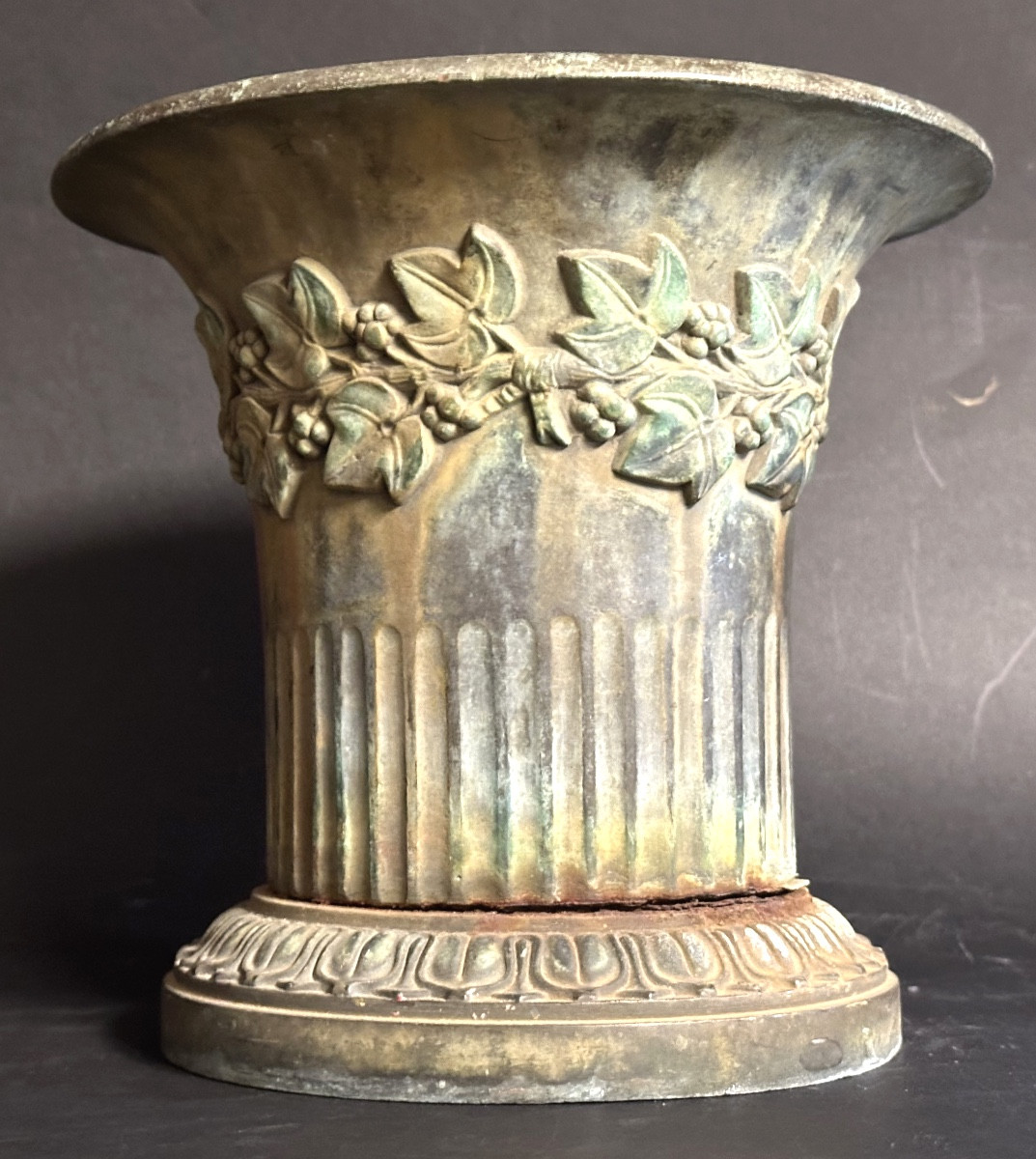 Rare vase en fonte EMPIRE XIXe à décor de canaux et feuilles -photo-4