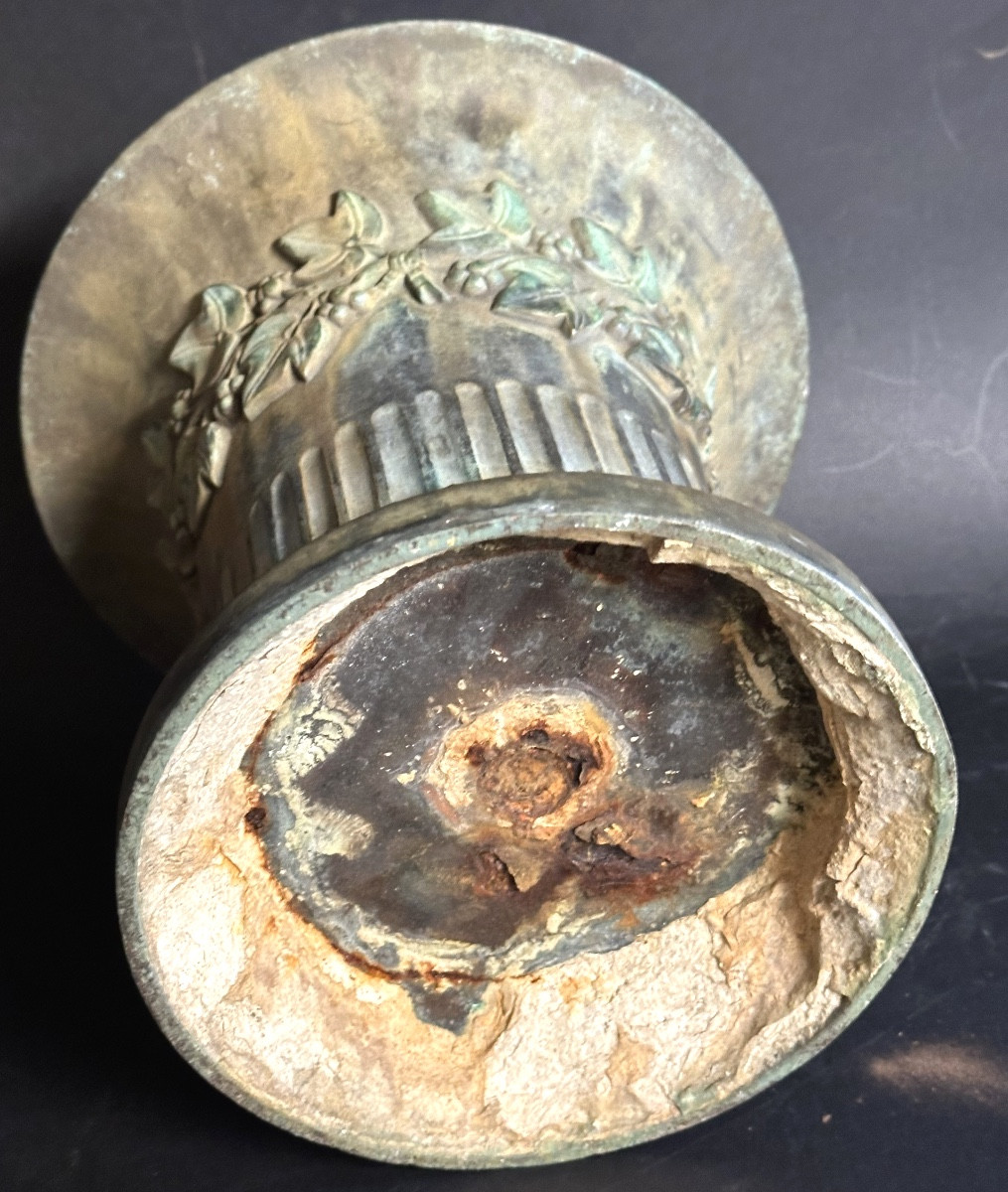 Rare vase en fonte EMPIRE XIXe à décor de canaux et feuilles -photo-1