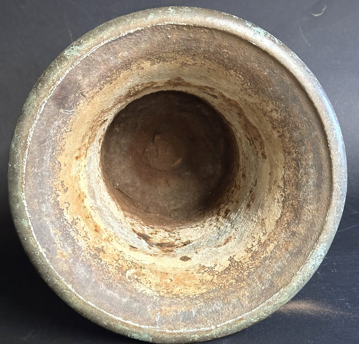 Rare vase en fonte EMPIRE XIXe à décor de canaux et feuilles -photo-2