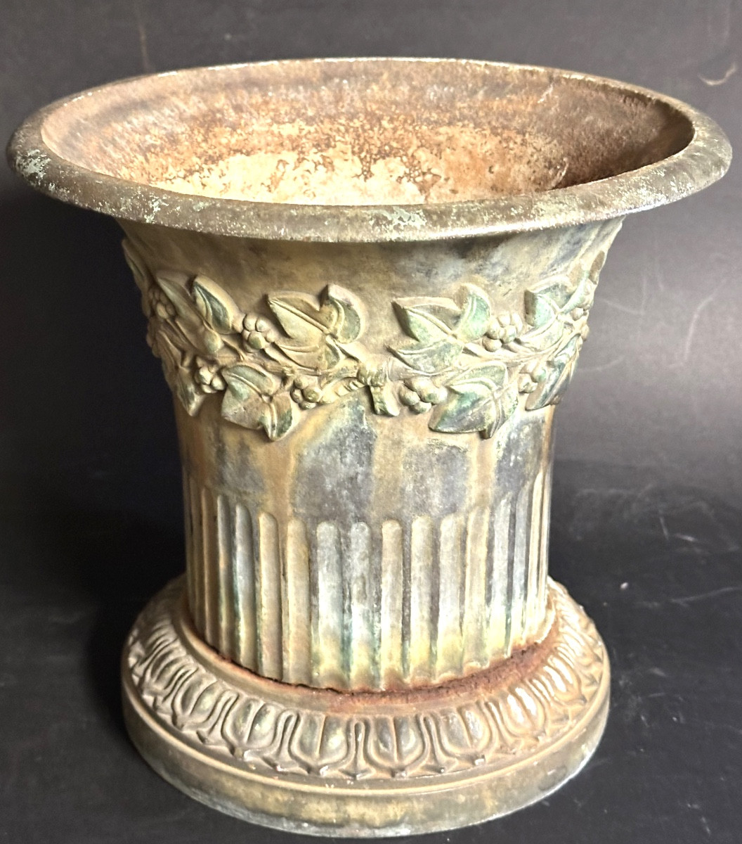Rare vase en fonte EMPIRE XIXe à décor de canaux et feuilles 
