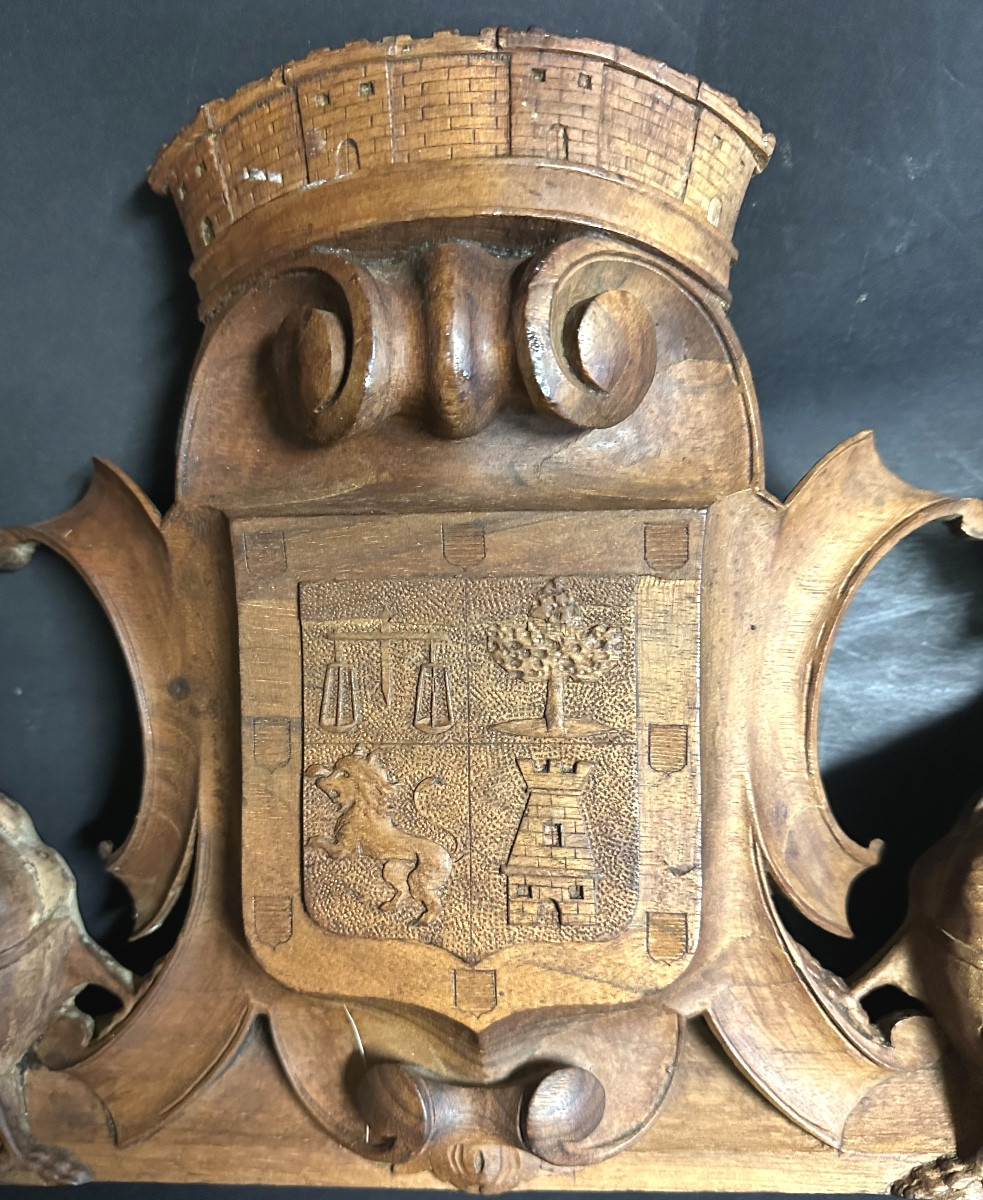 Aubenas Ardèche Fronton XIXe sculpté blason et griffons ailés 78cm 07 -photo-2