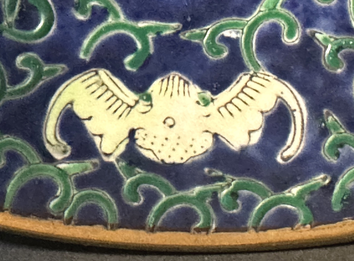 Chine Ancien plat creux signé assiette en porcelaine émaillée Décor chauve-souris et idéogramme-photo-2