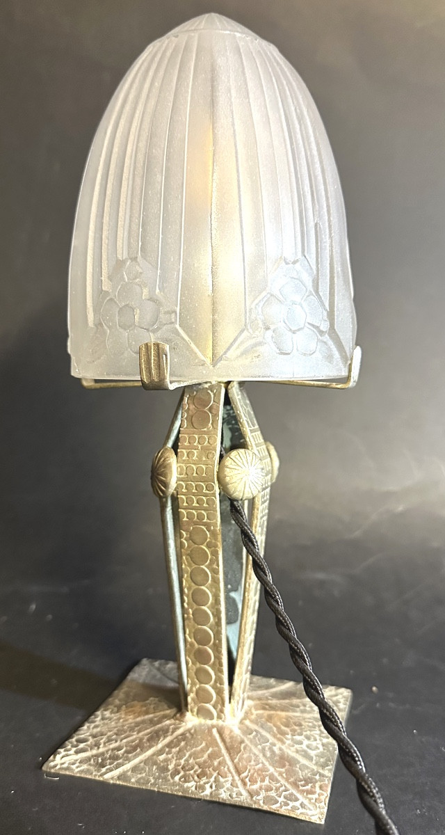 Lampe Art Deco 1930 en fer forgé et verre pressé 27cm en très bon état-photo-2