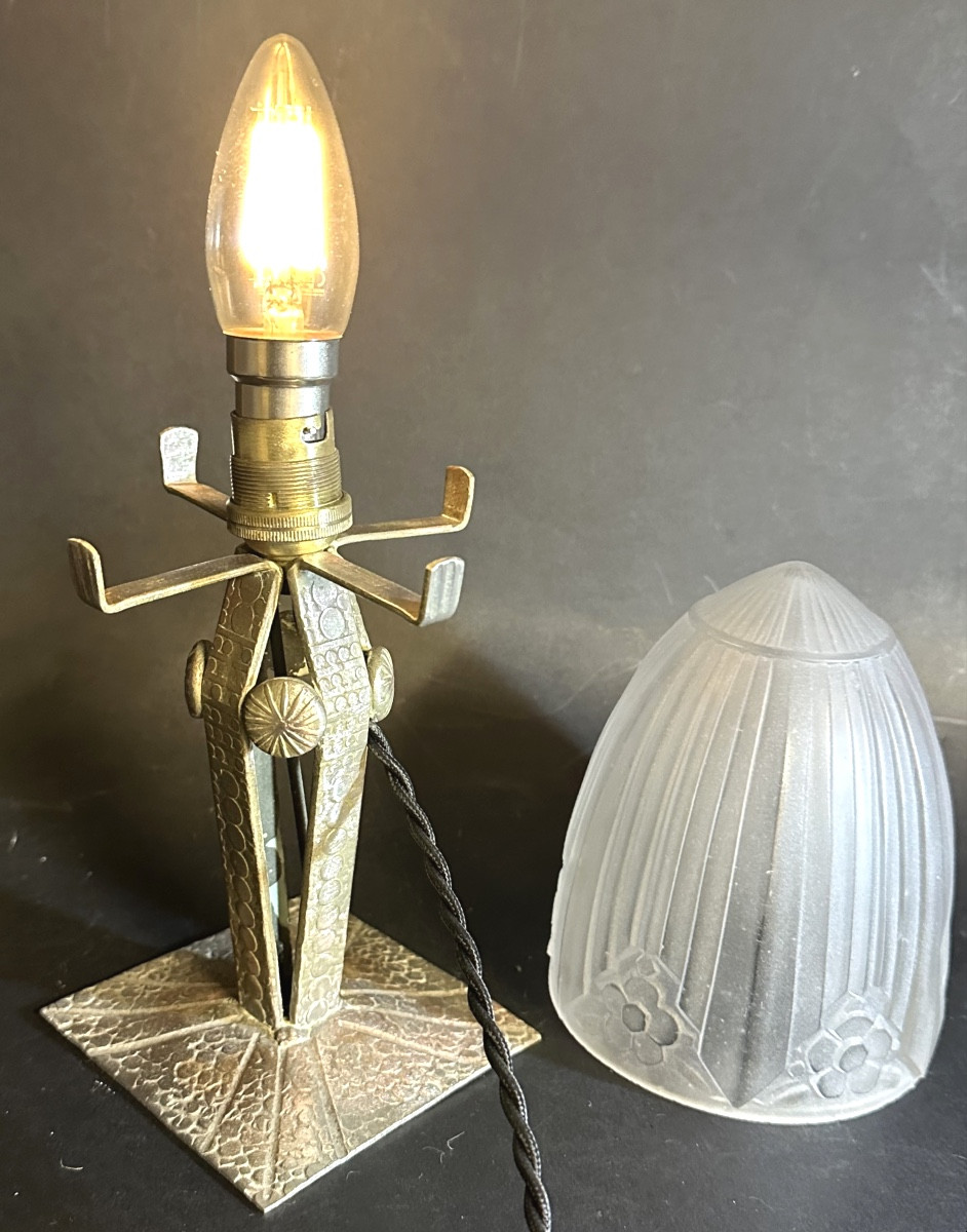 Lampe Art Deco 1930 en fer forgé et verre pressé 27cm en très bon état-photo-4