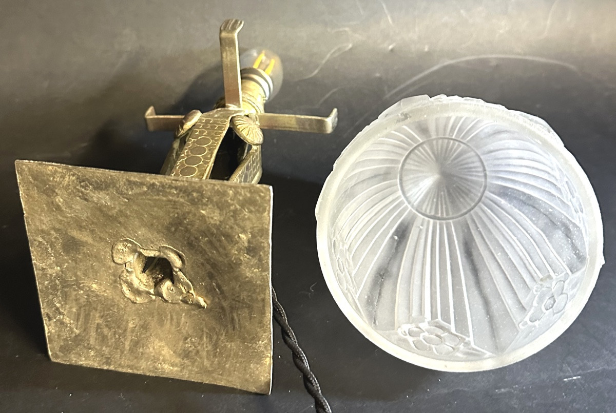 Lampe Art Deco 1930 en fer forgé et verre pressé 27cm en très bon état-photo-1