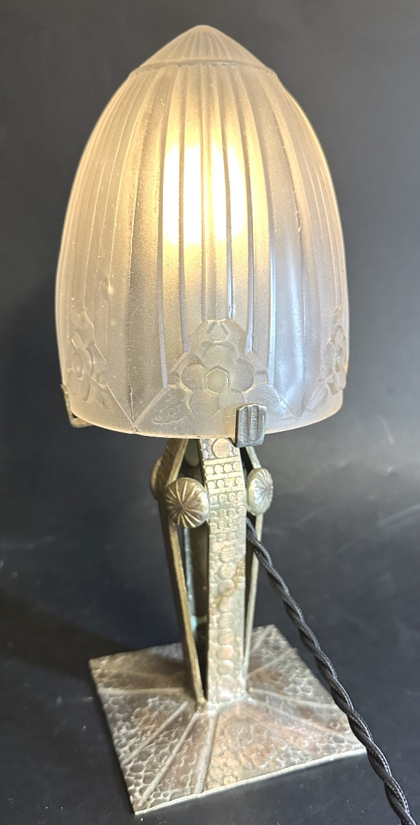 Lampe Art Deco 1930 en fer forgé et verre pressé 27cm en très bon état