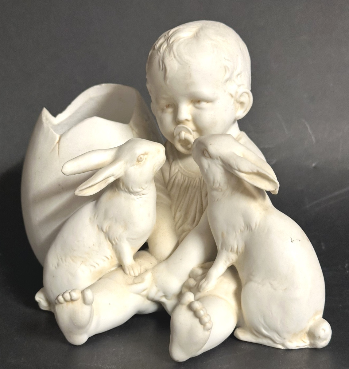 Biscuit de porcelaine Enfant au lapin et œuf de Pâques Hertwig & Co 1920-photo-2